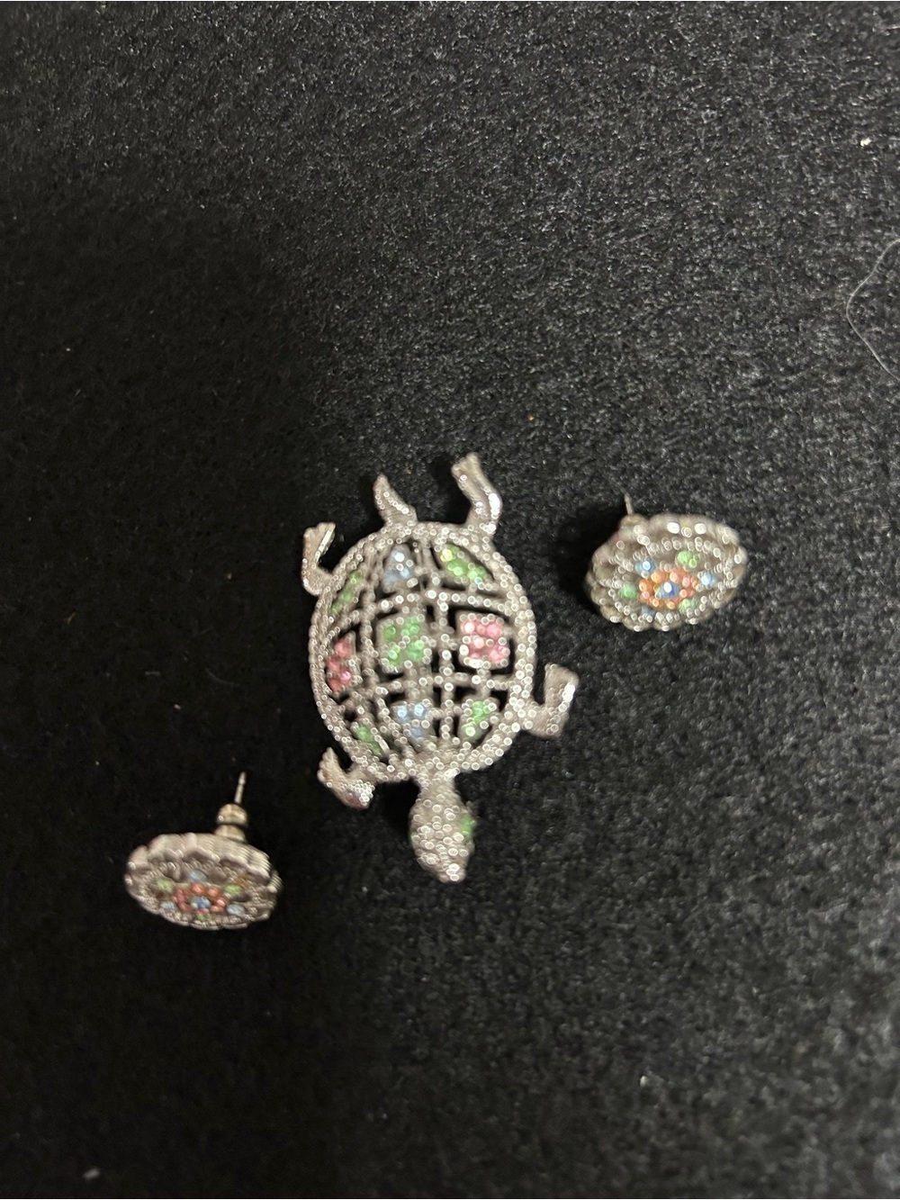Source Unknown Silver-Tone Turtle Brooch with Multicolor Stones